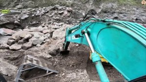 Строительство, экскаватор копает песок