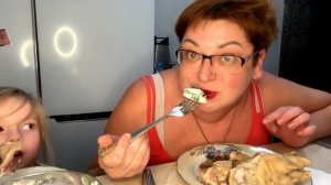 Мукбанг свиные уши и копыта /Яна фукает, а мы с внучкой едим