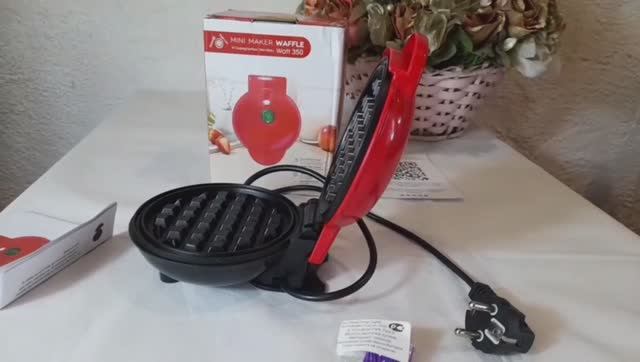 Электрическая Вафельница яркого красного цвета. Супер прибор для лёгкого приготовления смотреть онлайн