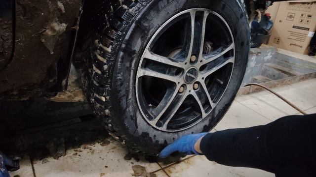 Mazda 3 BK Проверка люфта ступичного подшипника переднего правого колеса.