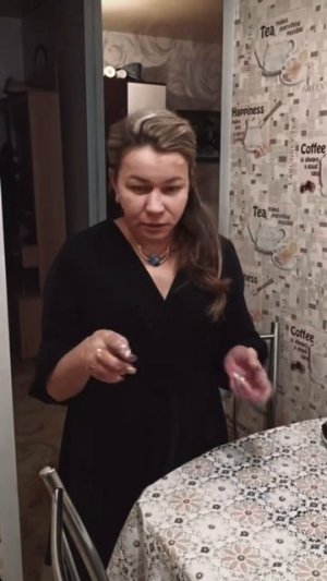 ИДЕАЛЬНАЯ СЕМЬЯ! СКРОМНЫЙ НОВОГОДНИЙ СТОЛ ИРИШКИ ЧИКИ ПИКИ И БЕЗУМНОГО ПАШИ