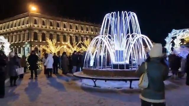 Исаакиевская площадь в Санкт-Петербурге в преддверии Нового года украшена новогодним садом смотреть онлайн