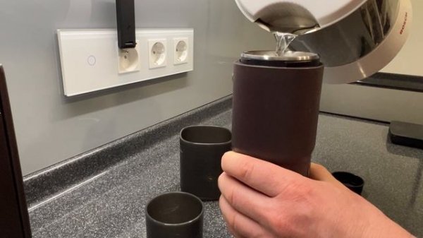 Двойной эспрессо на портативной кофе-машине Pixapresso.