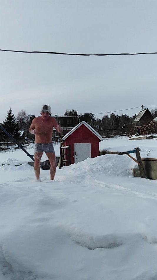 Я купаюсь в снегу. Если хочешь быть здоров - закаляйся!