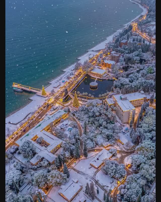 Вечерний новогодний и сказочно красивый Новый Афон, когда в Абхазии выпадает снег (ЗИМА 2025-2026) смотреть онлайн