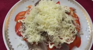 Салат порционный с говяжьим языком, перцем болгарским и сыром! Легкий и вкусный салат!