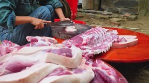 Разделали и зажарили целого поросенка в собственном жире. Такого ужина вы ещё не видели!