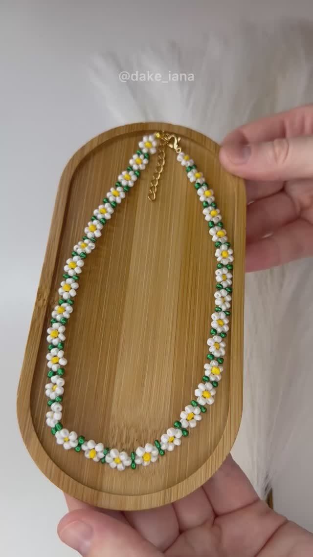 Чокер с ромашками из бисера в новогодней упаковке уже приехал к своей новой хозяйке 🎄✨🎅🏼 смотреть онлайн