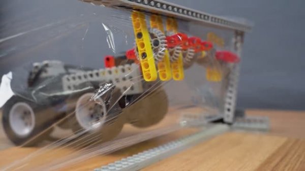 LEGO Engineering: Разрушение стены из полиэтиленовой пленки