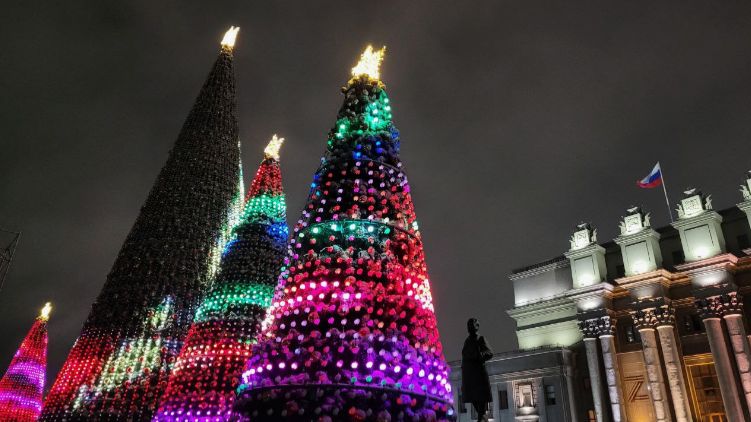 Новогодняя елка на самой большой площади Европы. смотреть онлайн