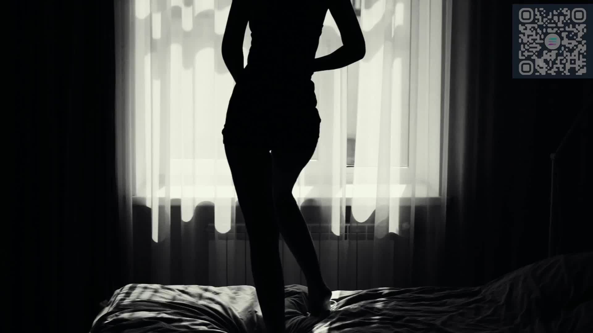 Девушка на кровати.Эротика смотреть онлайн