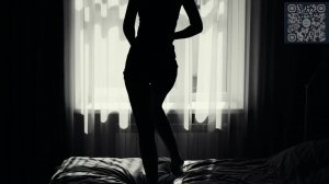 Девушка на кровати.Эротика