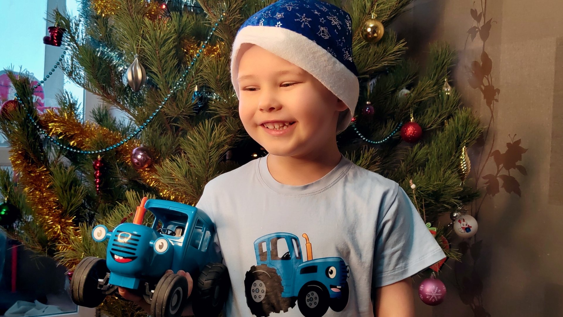 Синий трактор. Распаковка игрушки. смотреть онлайн