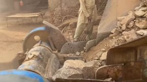 Крупная камнедробилка: Гигант в действии"Крупное дробление камня: мощный процесс"!