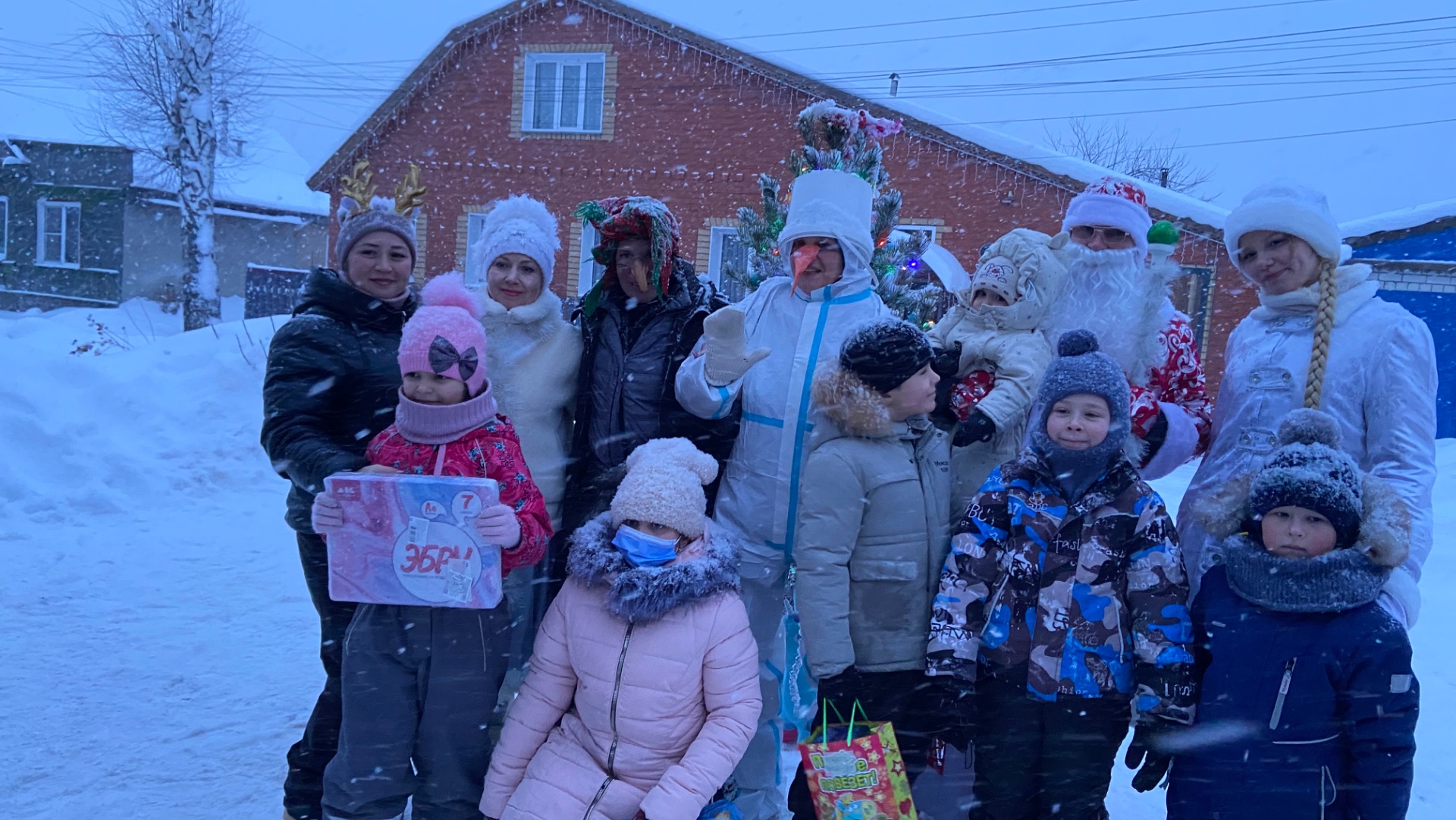 Новогодний хоровод «А у нас во дворе» встреча нового 2026 года!! смотреть онлайн