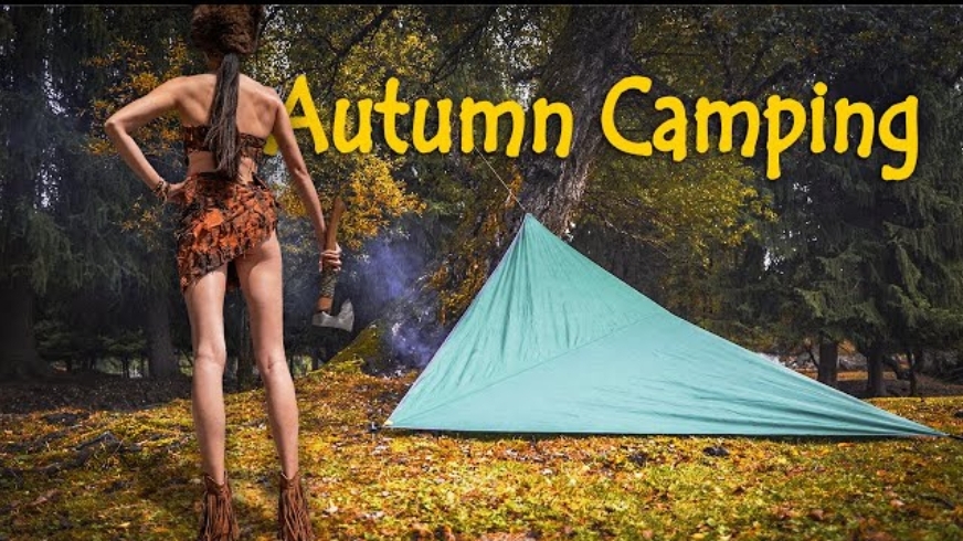 Осенний соло кемпинг девушки.