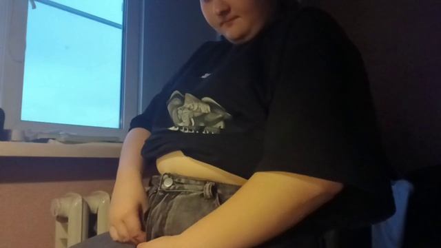 играю с большим животом в джинсах🎀 смотреть онлайн