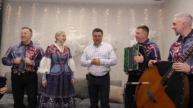 ЗИМНЯЯ СКАЗКА НА ПРАЗДНИЧНОМ НОВОГОДНЕМ ОГОНЬКЕ. МАГИЯ ВСТРЕЧИ НОВОГО ГОДА! ГОЛУБОЙ ОГОНЕК НА ПЕРВОМ смотреть онлайн