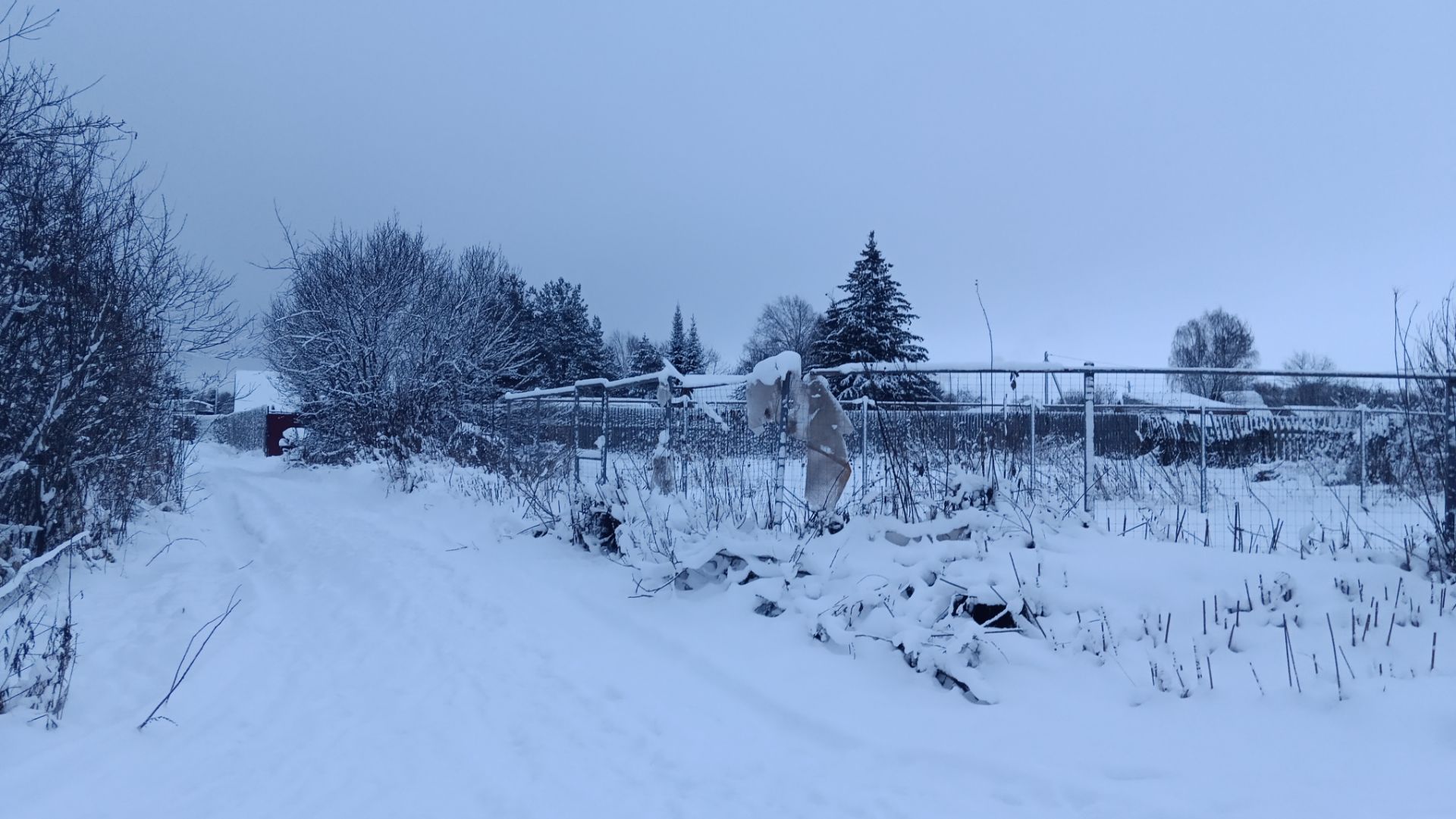 А снег хрустит под ногами.... смотреть онлайн