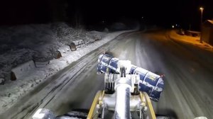 уборка снега после шведской метели Колесным погрузчиком Caterpillar 972M XE, который вспахивает снег