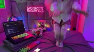 Блогер Ксюфи ( Ksufee) в мини юбке приседает для подписчиков