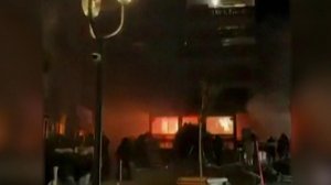 В баре на горнолыжном курорте Швейцарии произошел сильный пожар.