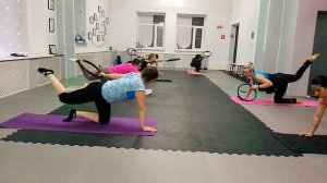 групповая тренировка с кольцом для пилатеса