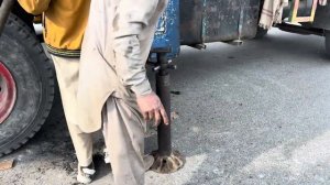 Этот Грузовик Был В Одной Секунде От Падения… То, Что Остановило Его, Шокирует