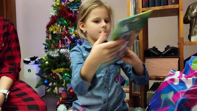 Новогодний влог с распаковкой горы бабушкиных подарков! 😂 Озон и ВБ мне рекомендуют купить ВСЁ! смотреть онлайн