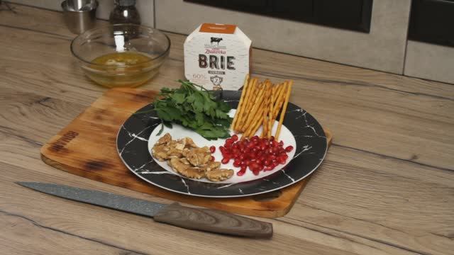 Закуска на праздничный стол сыр бри brie мед грецкий орех креативно интересно нарядные елочки