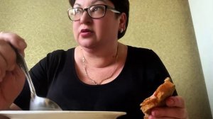 А я у мамочки, кушаю Рассольничек с грудинкой/Мукбанг и разговоры с мамой ❤️