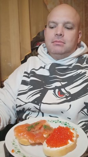 ОБЖОР Бутерброды с красной икрой и рыбой/перекус/мукбанг