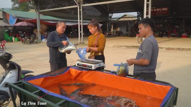 Рыбу ловили сетями и перевозили на запряжённых лошадьми повозках, чтобы продать на рынке. смотреть онлайн