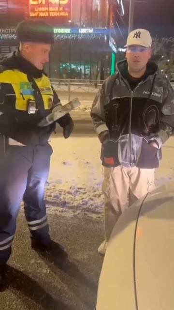Питерские гаишники поздравили пьяного водителя с лишением прав с помощью... новогодней хлопушки смотреть онлайн
