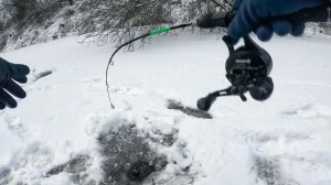 НАШЁЛ ГОЛОДНУЮ ЛУНКУ! ВОТ ЭТО РЫБАЛКА на балансир. Судак,щука,окунь зимой со льда 2026