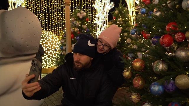 На площади Нахимова установили 
20-метровую ель с уникальным дизайном, о Севастополе.