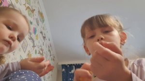 открываем там с моей сестрой конфеты