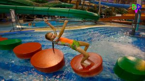 Диана и Даня катаются на водных горках в Аквапарке.