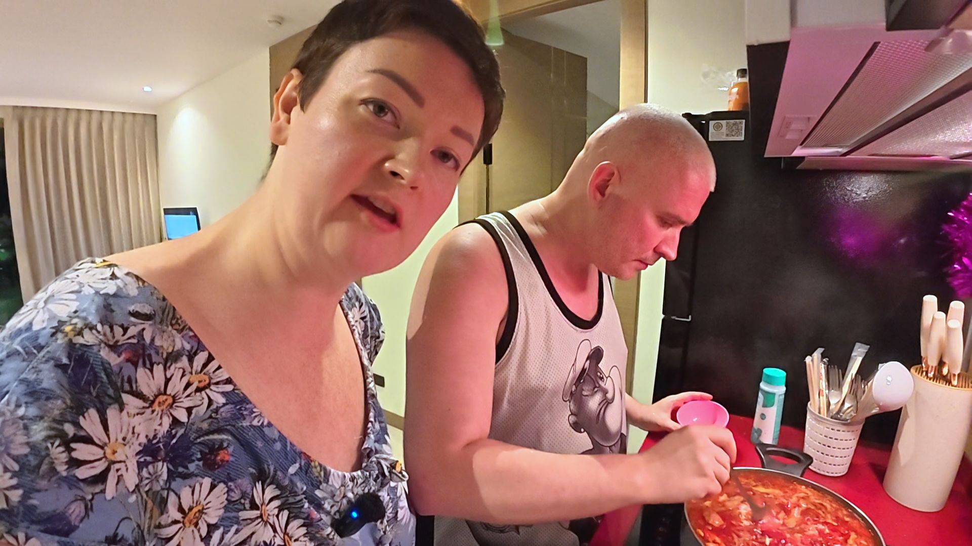 Готовим РУССКИЙ борщ в Таиланде! ПЕРЕРУГАЛИСЬ пока готовили! Меня всё БЕСИТ, а Вован НУДИТ! Влог смотреть онлайн