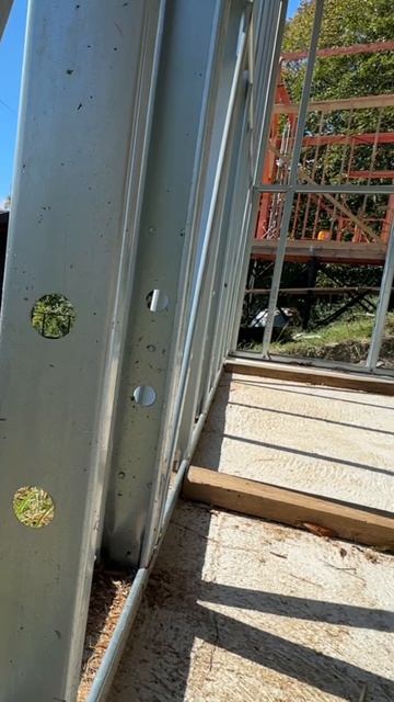 Когда выбор стоит между ЛСТК и кирпичом или блоками, разница чаще всего не в подходе к строительству смотреть онлайн