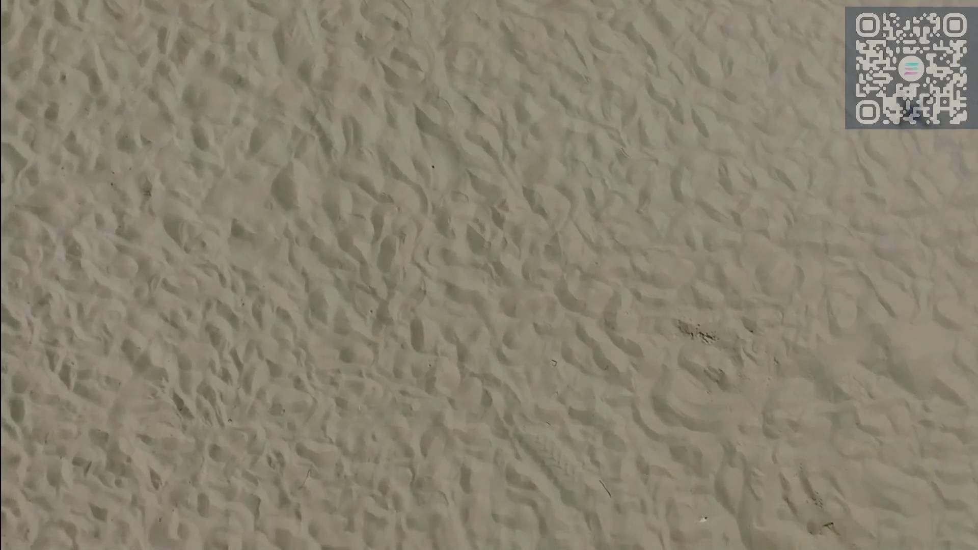 Красивая девушка на пляже.Загорает . смотреть онлайн