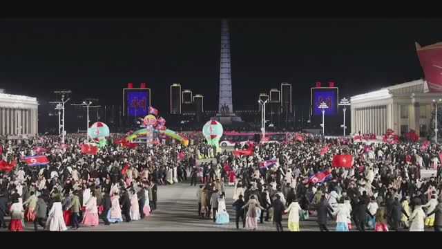 КНДР празднование Нового года в столице Пхеньяне на площади имени Ким Ир Сена, 1 января 2026 года