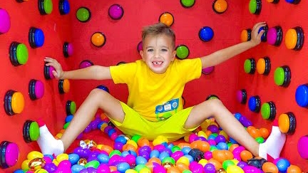 Дети весело проводят время в батутном центре смотреть онлайн