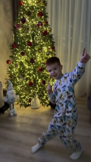 Танцы у ёлки 🎄🕺🤣