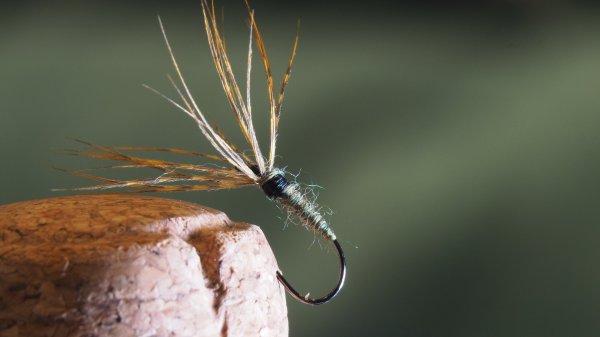 Процесс вязания "Sakasa Kebari"