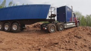 Застрял грузовик. Вытаскиваем