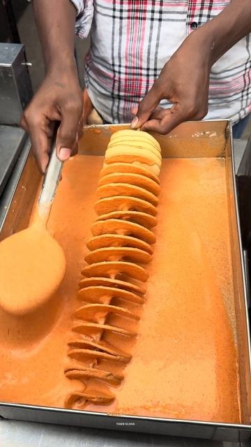 Самый большой в Мумбаи хрустящий картофель по-индийски. Уличная еда. смотреть онлайн