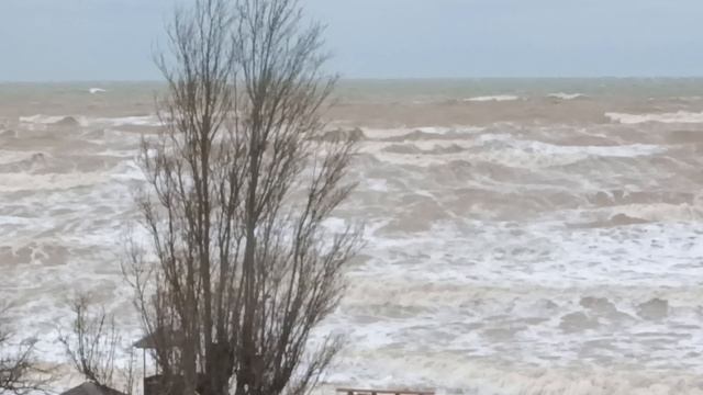 Море кипит, шторм.... смотреть онлайн