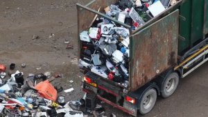 Горы металлолома! 3 гигантских погрузчика загружают материалы в измельчитель / фрагментизатор |