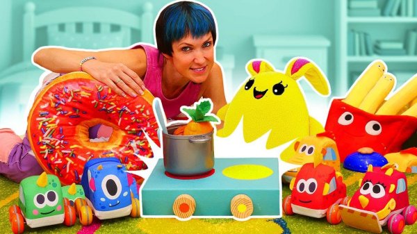 Строим плиту из кубиков и готовим суп для зайчика с машинками Мокас!